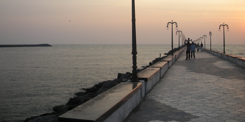 A stunning sunset view of Beypore Beach, one of the best places to visit near Kozhikode.