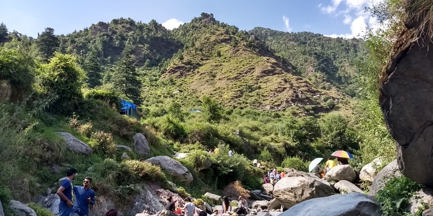 This waterfalls offers magnificent views of the water cascading , becoming an ideal spot for picnic