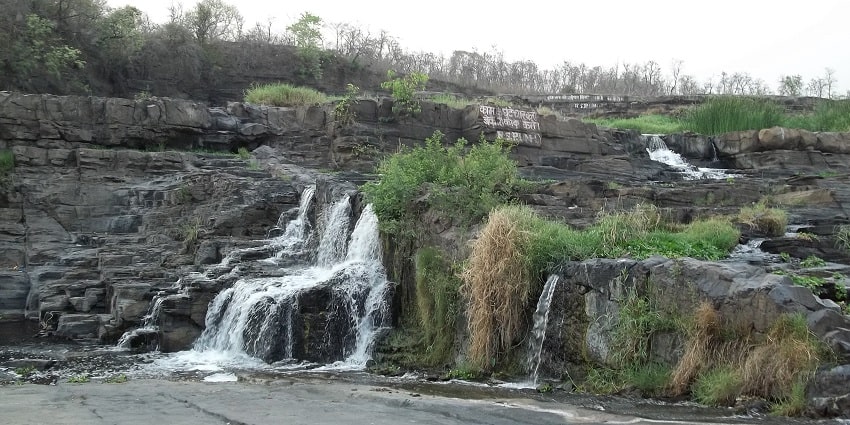 Bhatinda Falls, located in Dhanbad, is ideal for a refreshing swimming activity.
