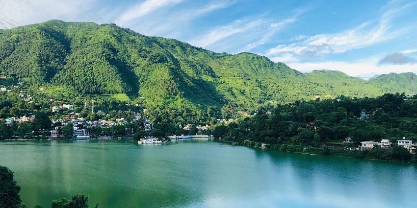An enchanting view of Bhimtal, one of the top places to visit in monsoon near Delhi.
