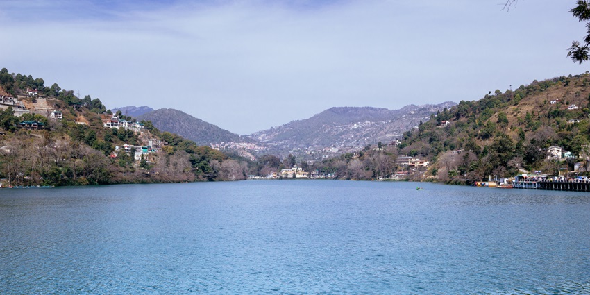 Bhimtal is a refreshing escape in the post-monsoon season, ideal for a weekend getaway.