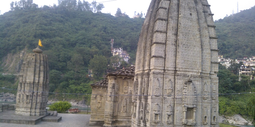 A mesmerising view of the Bhoot Nath Temple in Mandi surrounded by lush greenery.
