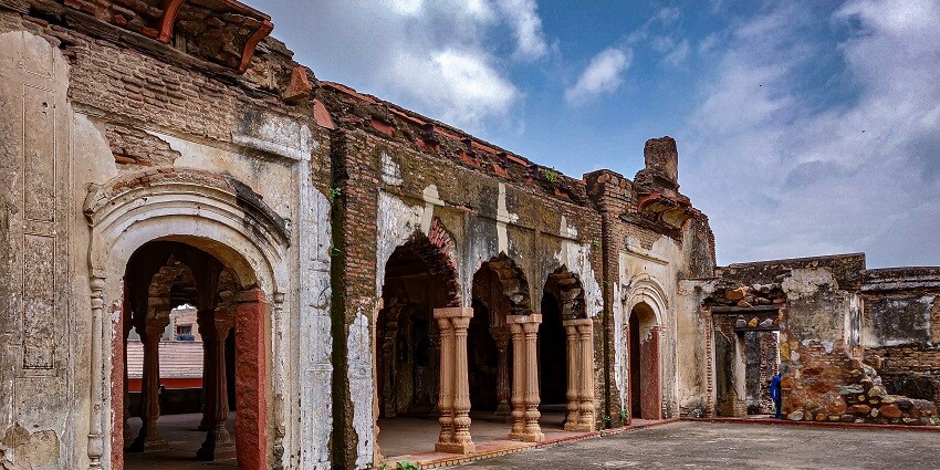 Bhuli Bhatiyari ka Mahal is one of the top attractions near Rohini with corbelled arches