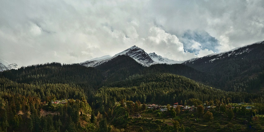 The snow-capped mountains of Bhuntar, one of the serene places to visit in Kullu.