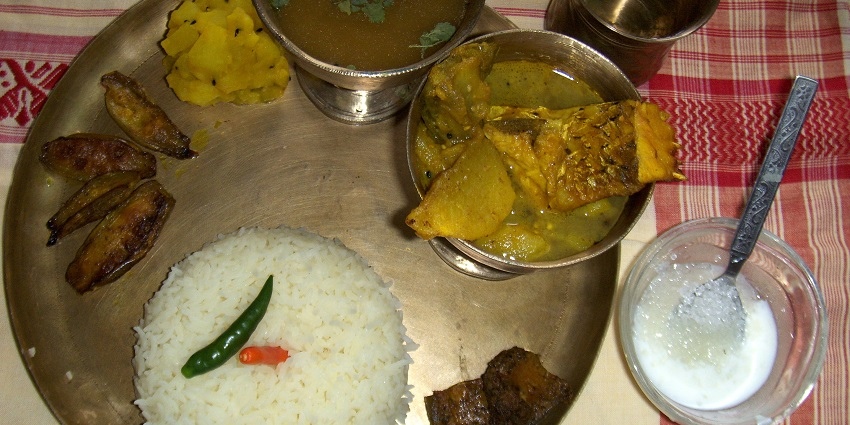 You can enjoy Bilahi Maas Aru Bhaat as roasted tomatoes served with mashed fish and rice.