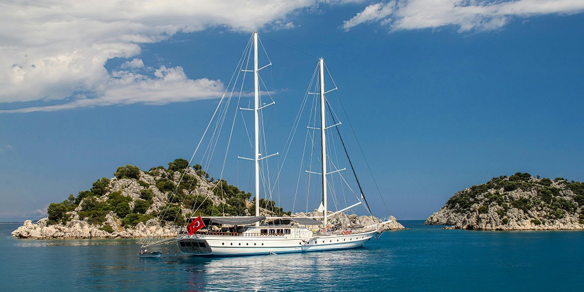 Boats are available here to let visitors travel for trying scuba diving in Singapore.