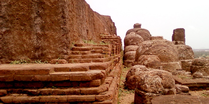 Exploring the rock-cut cave Bojjannakonda is one of the best things to do in Lambasingi.
