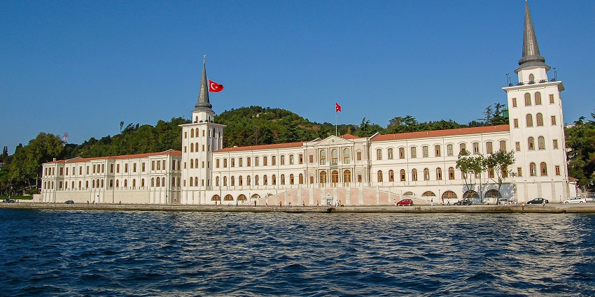 A view of the Bolgatty Palace & Island Resort surrounded by shimmering blue waters.