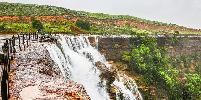 These waterfalls offer many panoramic views of the Umngot river and the rice fields at the foot