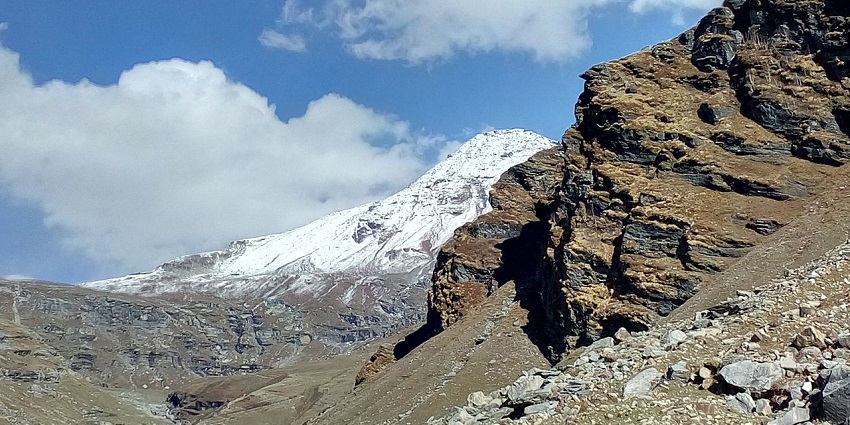 Witness the stunning views from the Borasu Pass, located in Himachal Pradesh, India.
