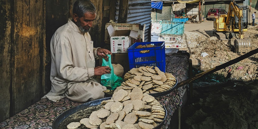 Visit popular Boulevard Road Market to have an amazing experience of shopping in Kashmir
