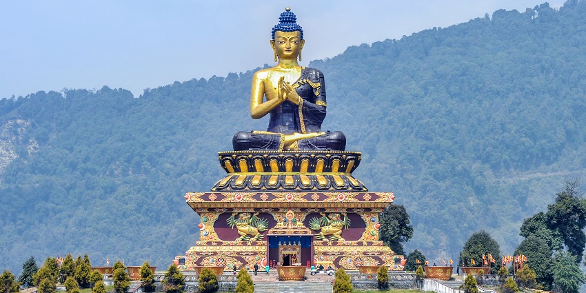Buddha Park of Ravangla has a huge 130-foot statue of Lord Buddha, attracting tourists all over.