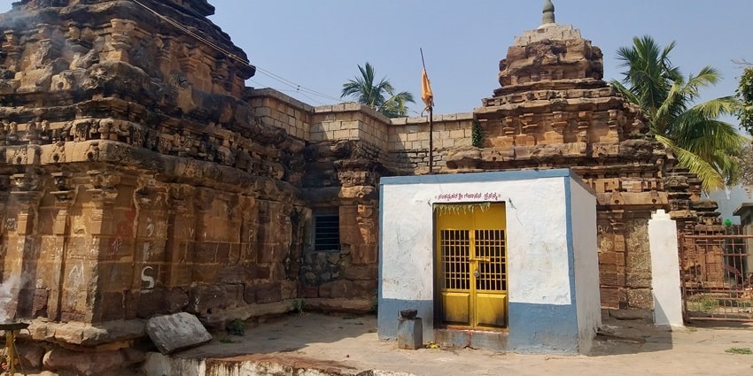 This temple, one of the places to visit in Tirthan valley, provides a beautiful and spiritual atmosphere.