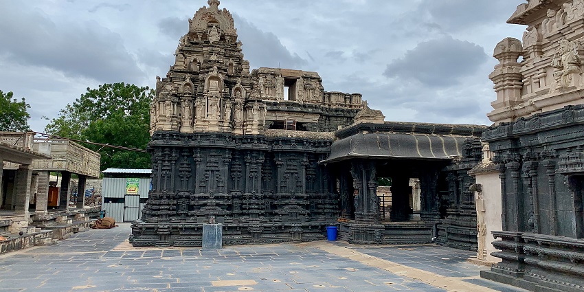 Image of a Vijayanagar empire era Hindu temple complex with shrines of Shaivism.