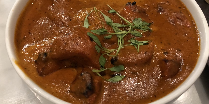 Try scrumptious Indian delicacies like butter chicken at the restaurants near this fort