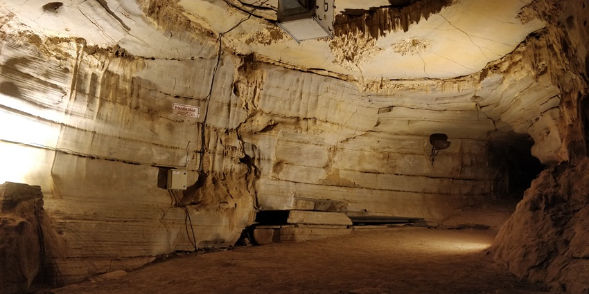 Bеlum Cavеs is a large cave complex with underground passages and rock formations.
