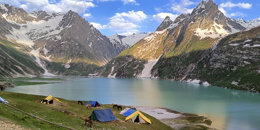 Camp at the accommodation facilities in and around this valley for a wholesome experience