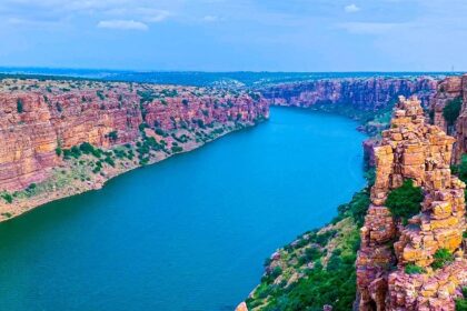 A stunning view of Gandikota Canyon in Andhra Pradesh, showcasing its rocky cliffs and lush greenery.