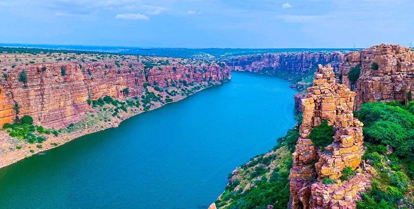 A stunning view of Gandikota Canyon in Andhra Pradesh, showcasing its rocky cliffs and lush greenery.