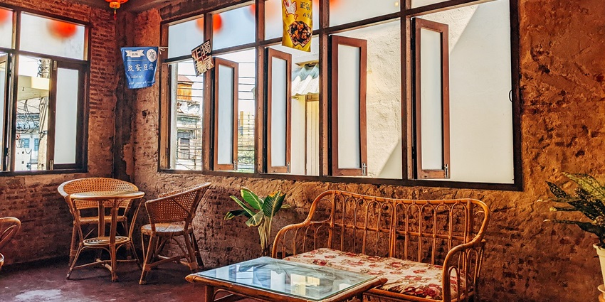 A popular restaurant with a cosy ambience and nice sitting area around windowed walls