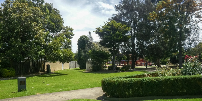 Relaxing by the Central Park is one of the best things to do in Connaught Place.