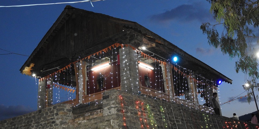 A picture of a temple in Chamba during nighttime with lighting on the walls