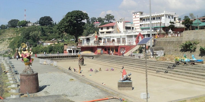 Seeking blessings at Chamunda Devi Temple is one of the best things to do in Palampur.
