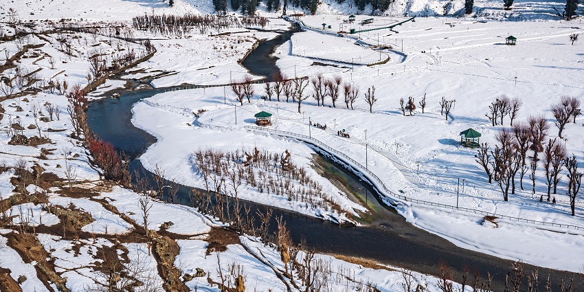 Chandanwari is a pictorial paradise with snow-capped peaks where you can sledging