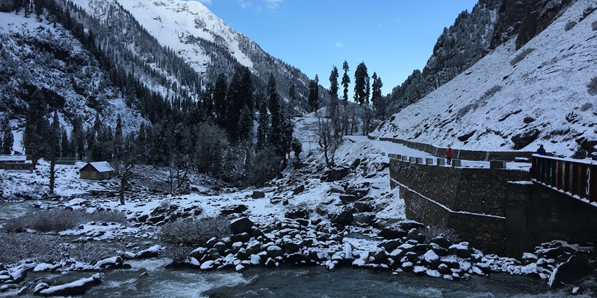 Image of snow covered hills during winter season in Chandanwari - places to visit near Pahalgam Zoo