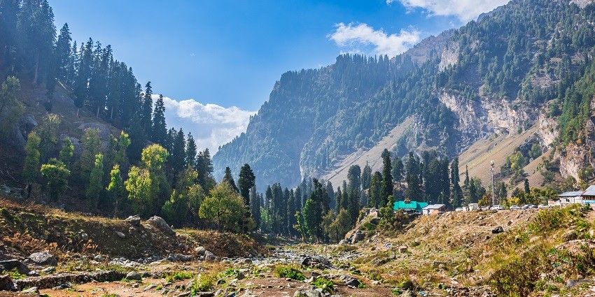Chandanwari Valley is a beautiful sight in winters as it is covered in snow and ice
