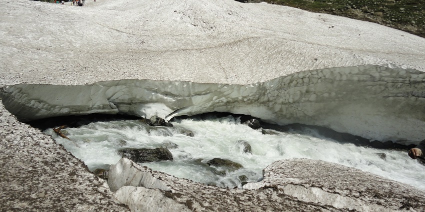 Chandanwari is one of the best destinations to explore near Betaab Valley in April.