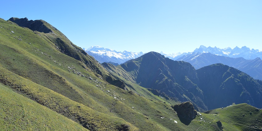 Scenic view of Chanderkhani Pass in the Himalayas, showcasing lush greenery and mountains.