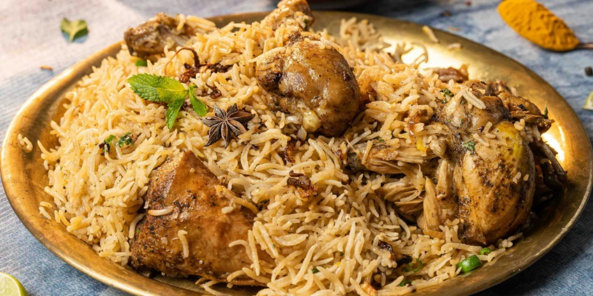 Have biryani in Chandni Chowk, one of the best places to visit in Delhi for fun.
