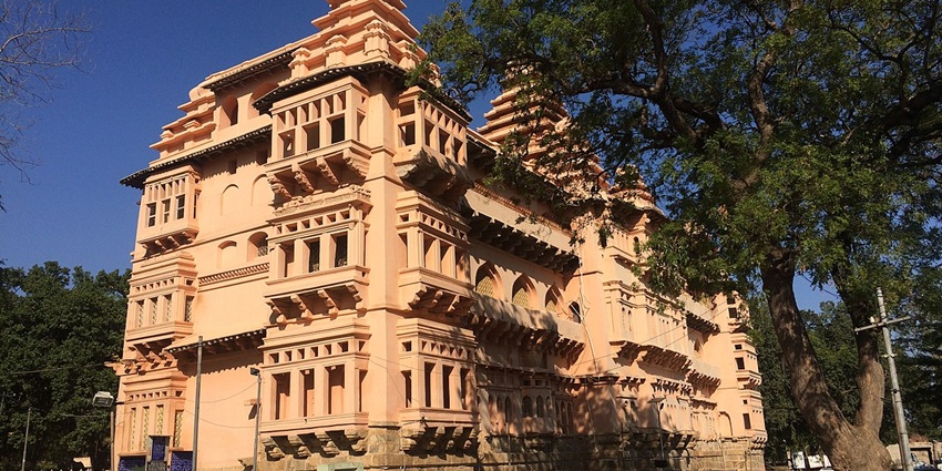 A mesmerising view of the Chandragiri Fort, a major attraction near Hosdurg Fort.
