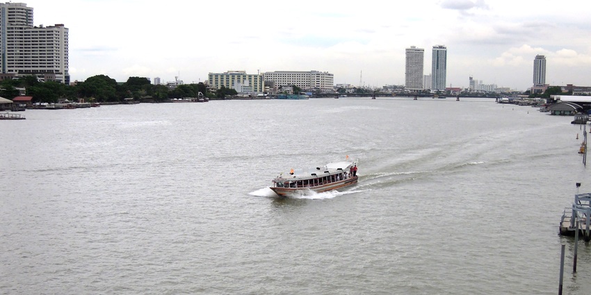 A picture of a cruise boat sailing through the Chao Phraya river in Bangkok