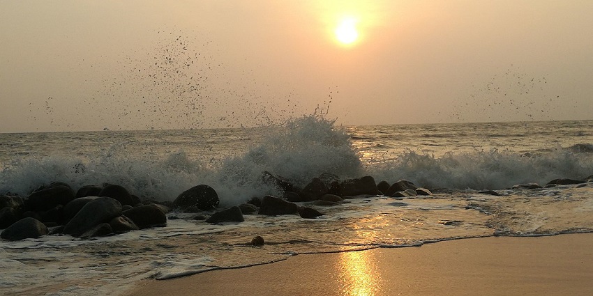 Witness the mesmerising views at Chavakkad Beach, on your visit to Mammiyoor Temple.