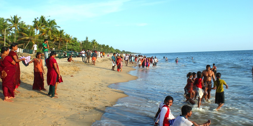 Witness the mesmerising view of the Arabian Sea at Cherai Beach in Kerala, India.