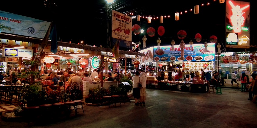 If you love exploring nightlife, then Chiang Mai Night Bazaar is the place for you.