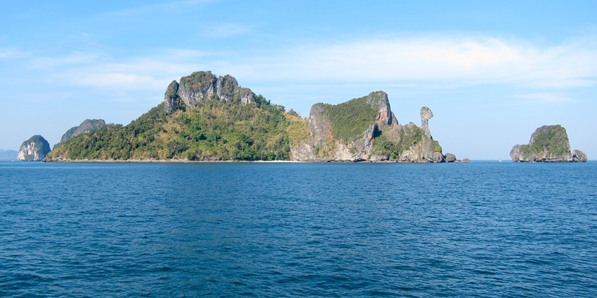 Chicken island, one of the best islands near Krabi, has its origin from a strange rock formation.
