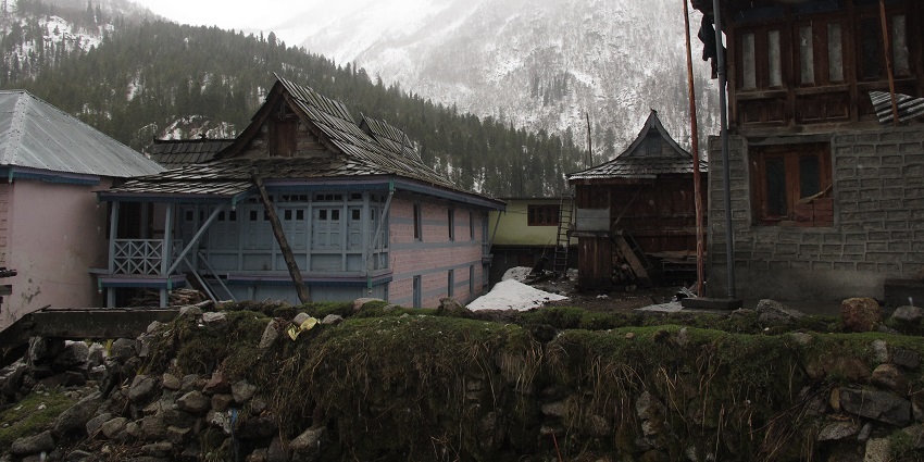 The serene beauty describes Chitkul as a hamlet that embodies traditional wooden houses.