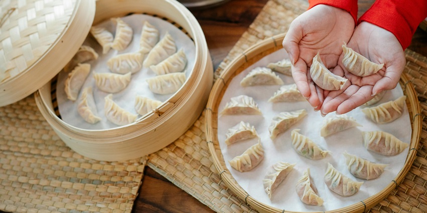 Momos is a popular dish at Chopsticks Restaurant in Manali where you and your family can visit