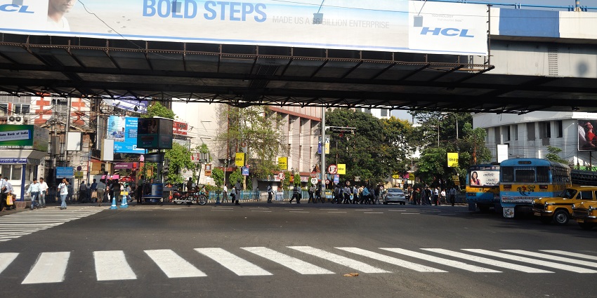 Chowringhee Road is one of the places for street shopping in Kolkata for varied goods.