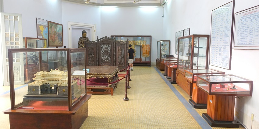 One can explore the chronological exhibits that has various items from president’s lifetime.