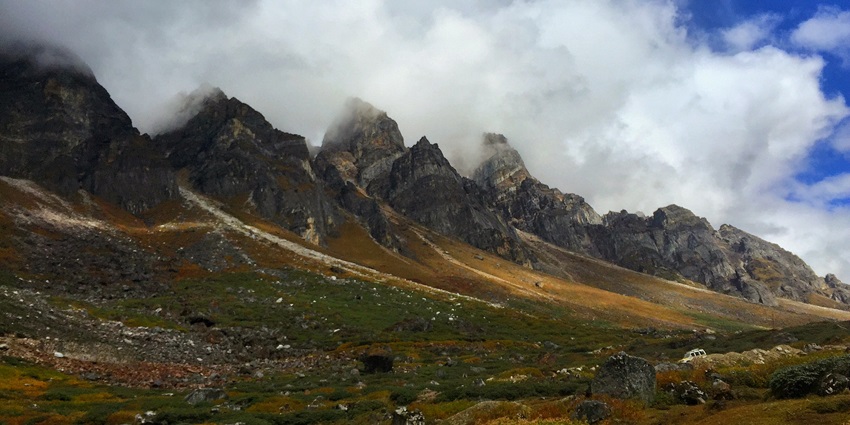 A picture of a valley near the Yumthang Valley in Sikkim with lush greenery and mountains in the background