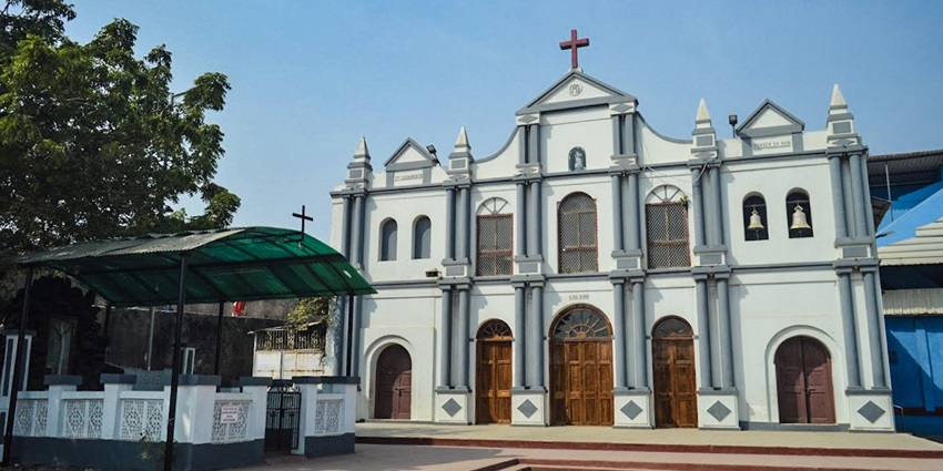 A picture of a historical church in Daman with traditional Gothic architecture