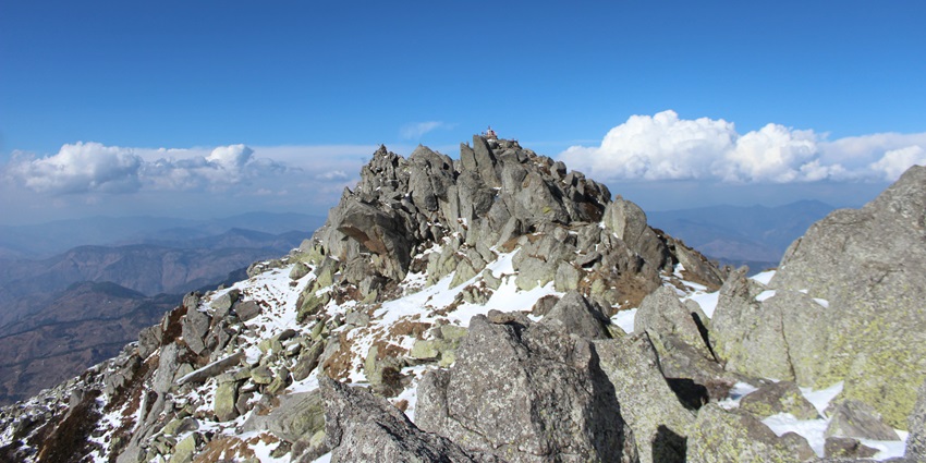 Clear panoramic view from the summit of Churdhar peak around the wildlife sanctuary