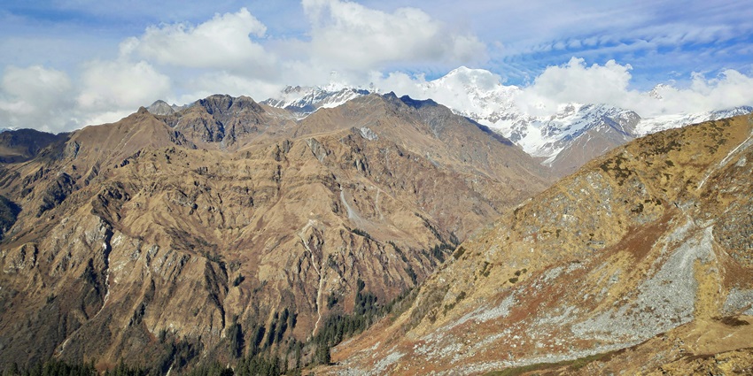 Scenic image of the himalayan snow covered peaks of the majestic mountains