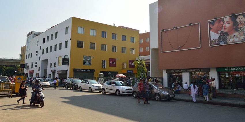 This mall is a all in one entertainment spot of Kolkata offering shopping, games and food