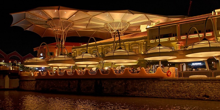 Clarke Quay is a vibrant place, perfect for exploring places and enjoying nightlife.