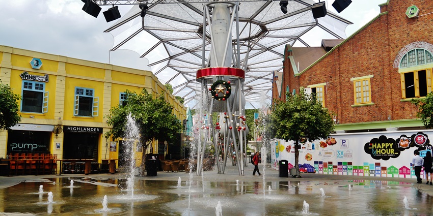 A walk along Clarke Quay seems one of the best things to do in Singapore for couples.